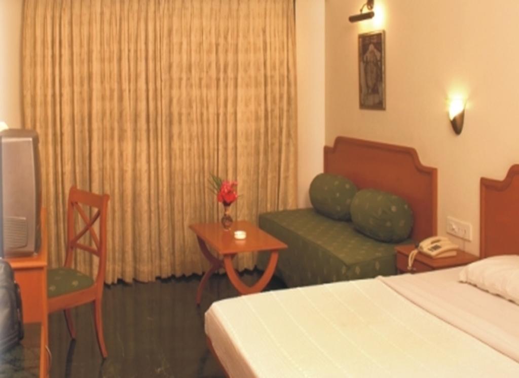 Renest Shraddha Inn - Ширди Стая снимка